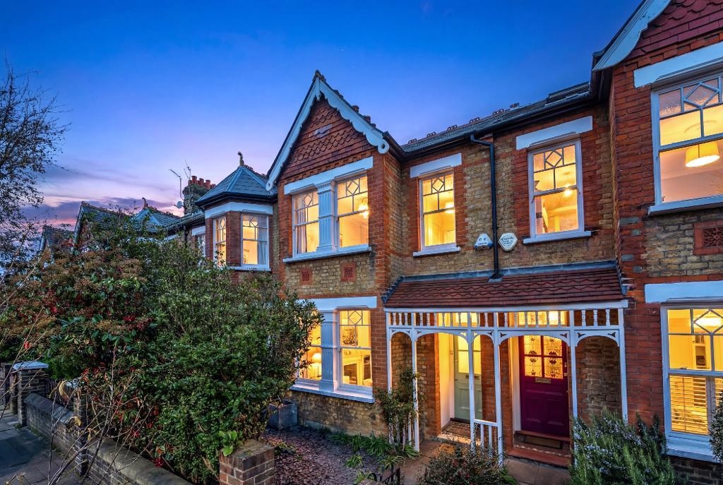 4 bedroom detached house for sale in Epsom