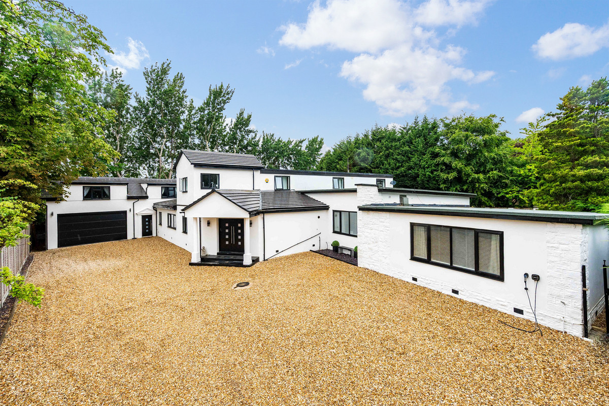 8 bedroom detached house for sale 0