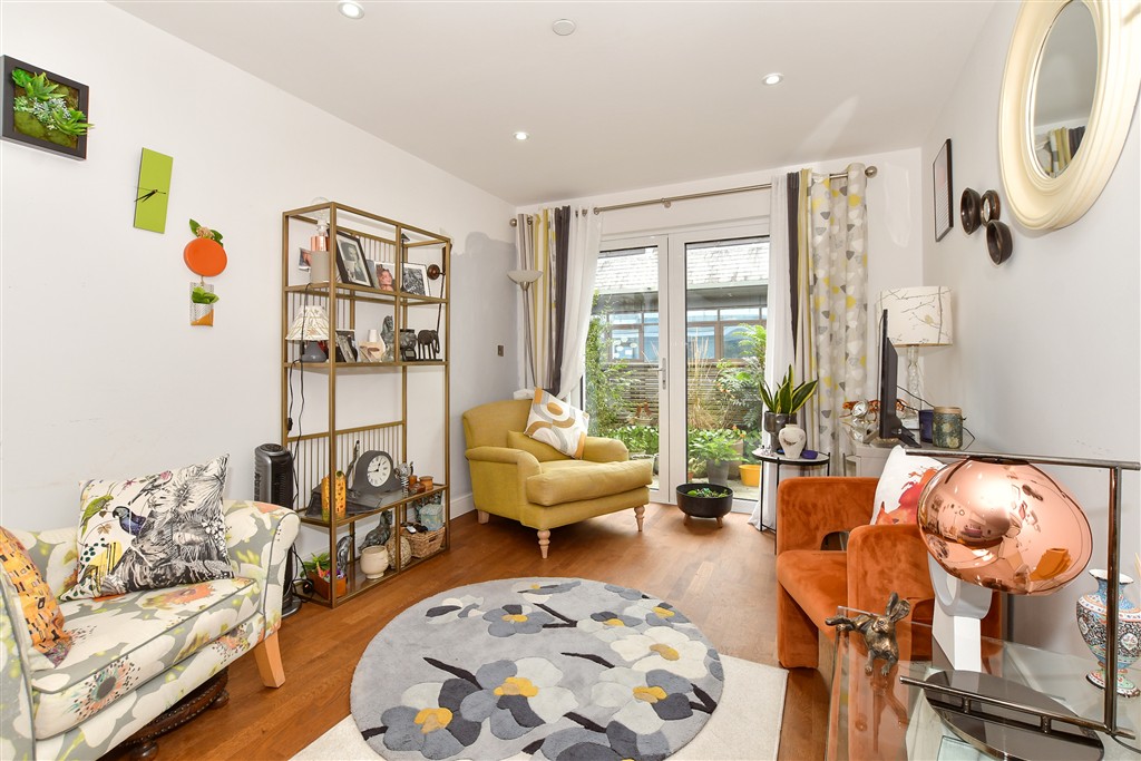 2-bed flat on Chart Way, Horsham, £198,500
