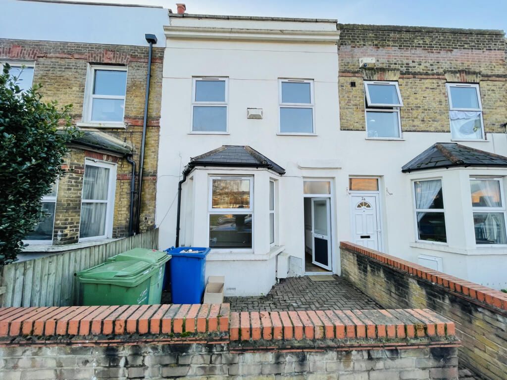 5-bed house on 26 Gibbon Road, London, £4,000/mo
