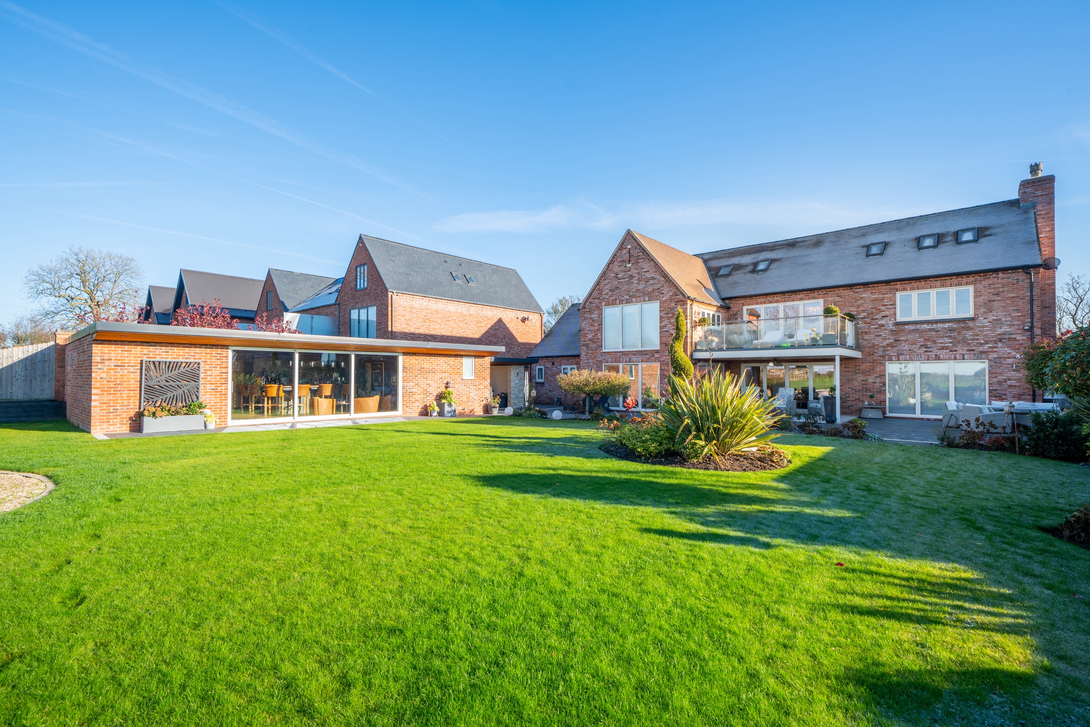 6 bedroom detached house for sale 0