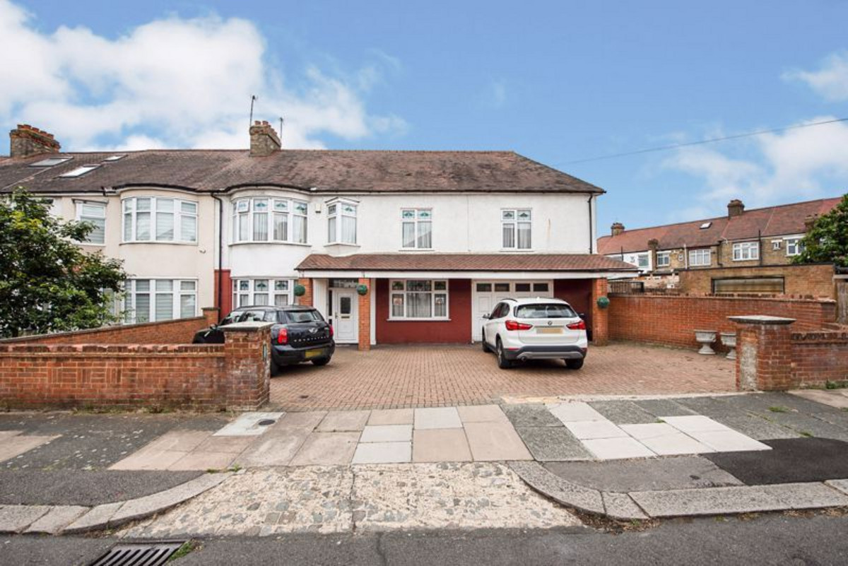3 bedroom maisonette for sale