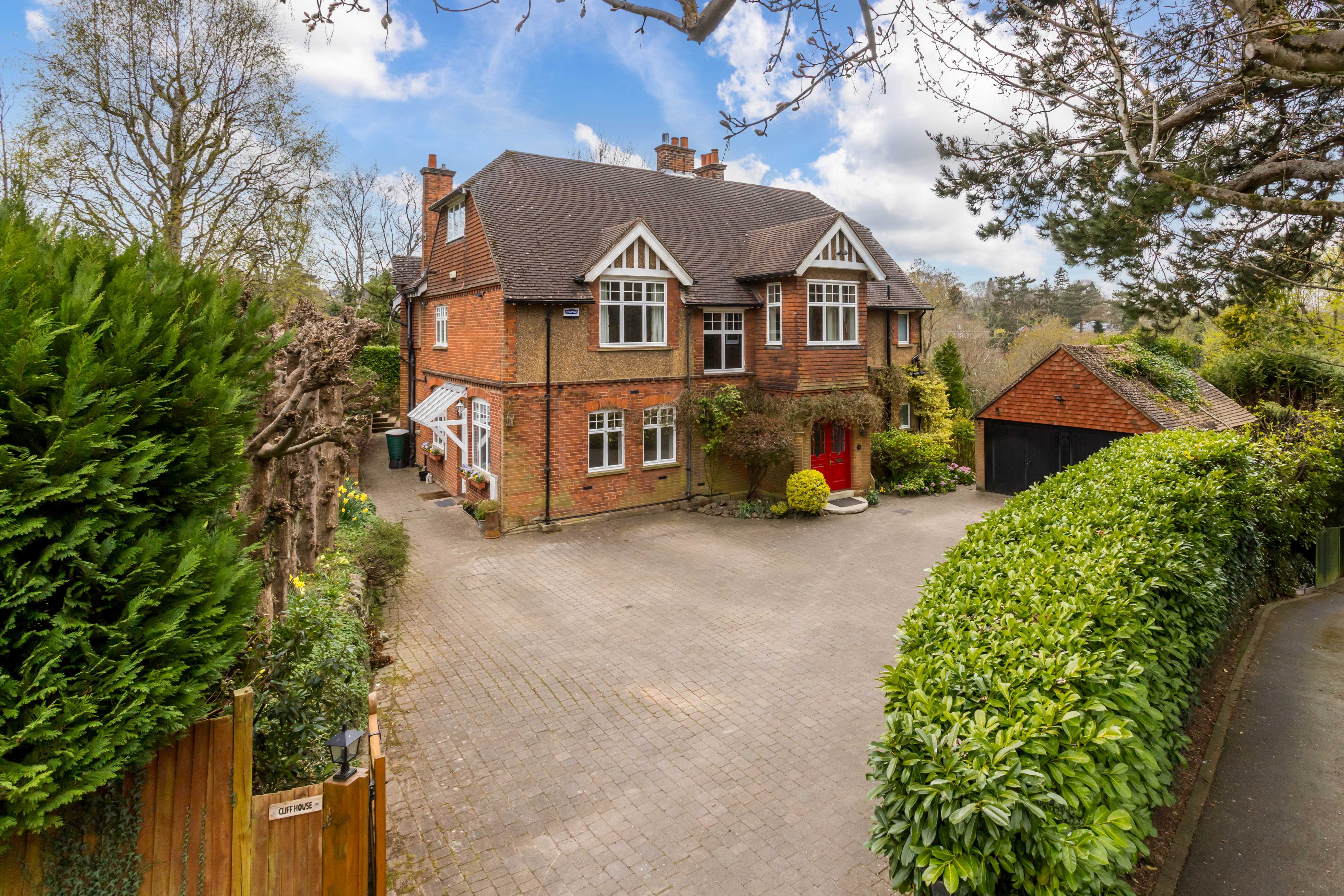 6 bedroom detached house for sale 0