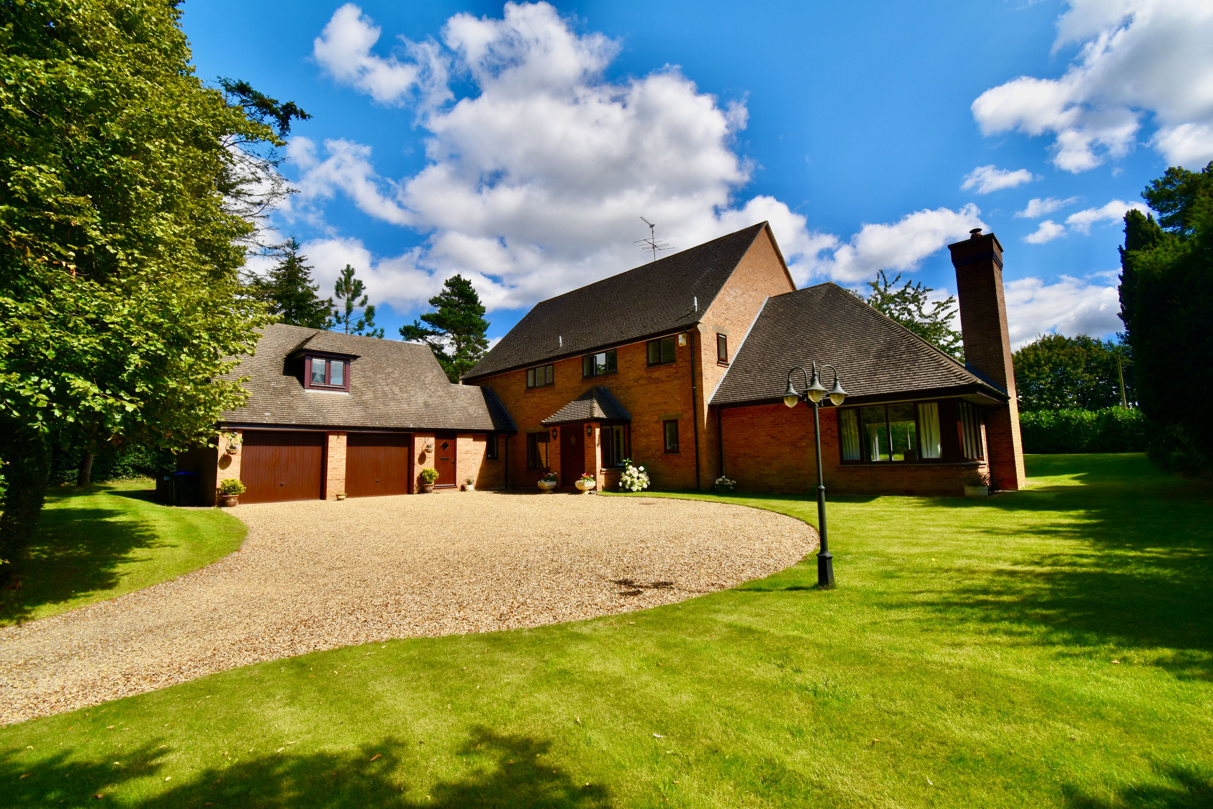 5 bedroom detached house for sale 0