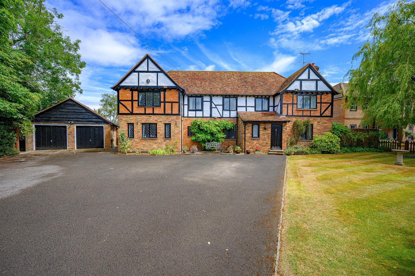 5 bedroom detached house for sale 0