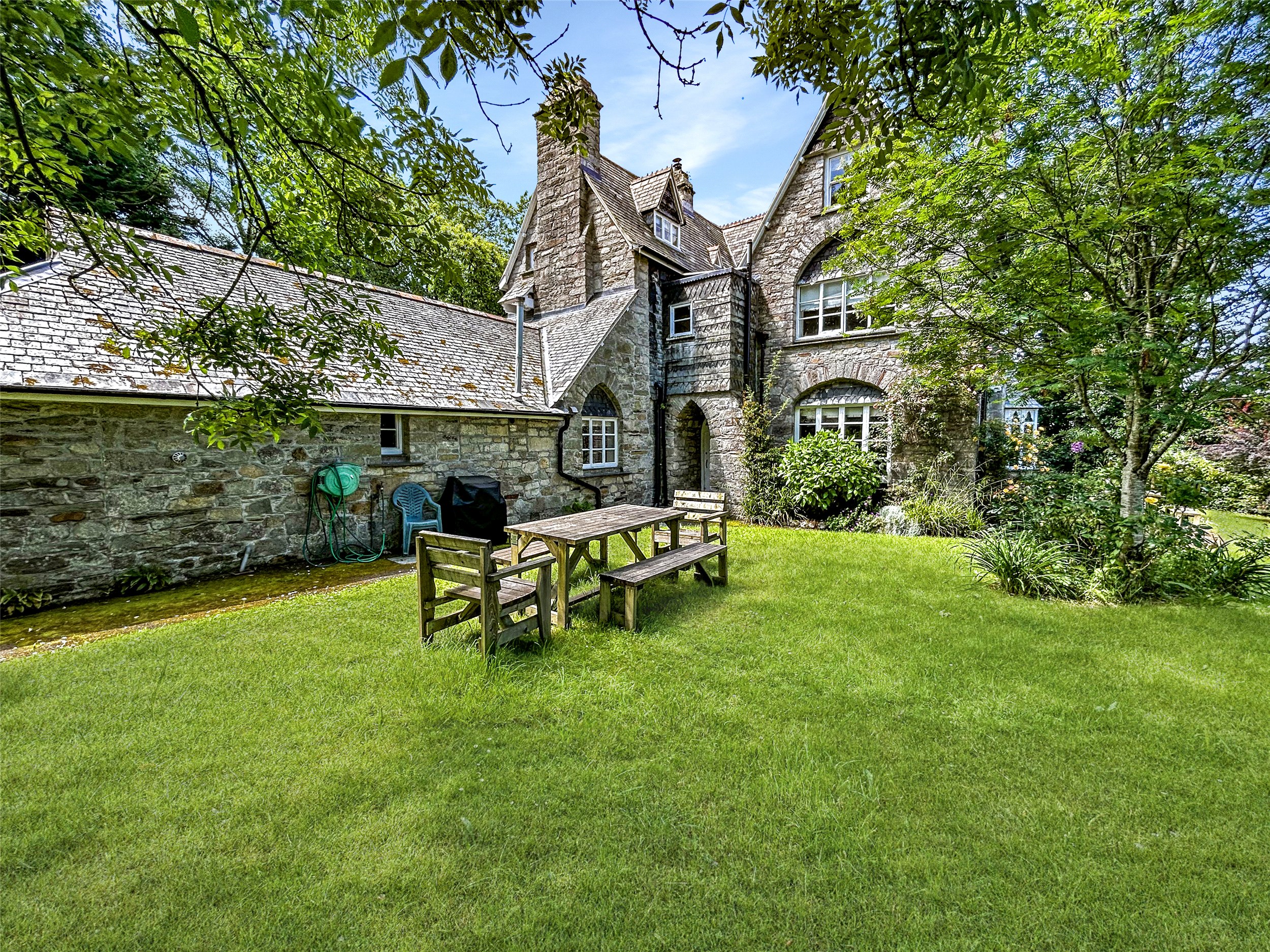 8 bedroom detached house for sale 0