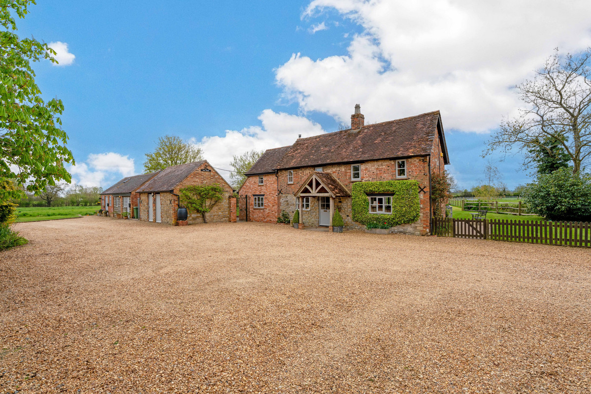 4 bedroom detached house for sale 0