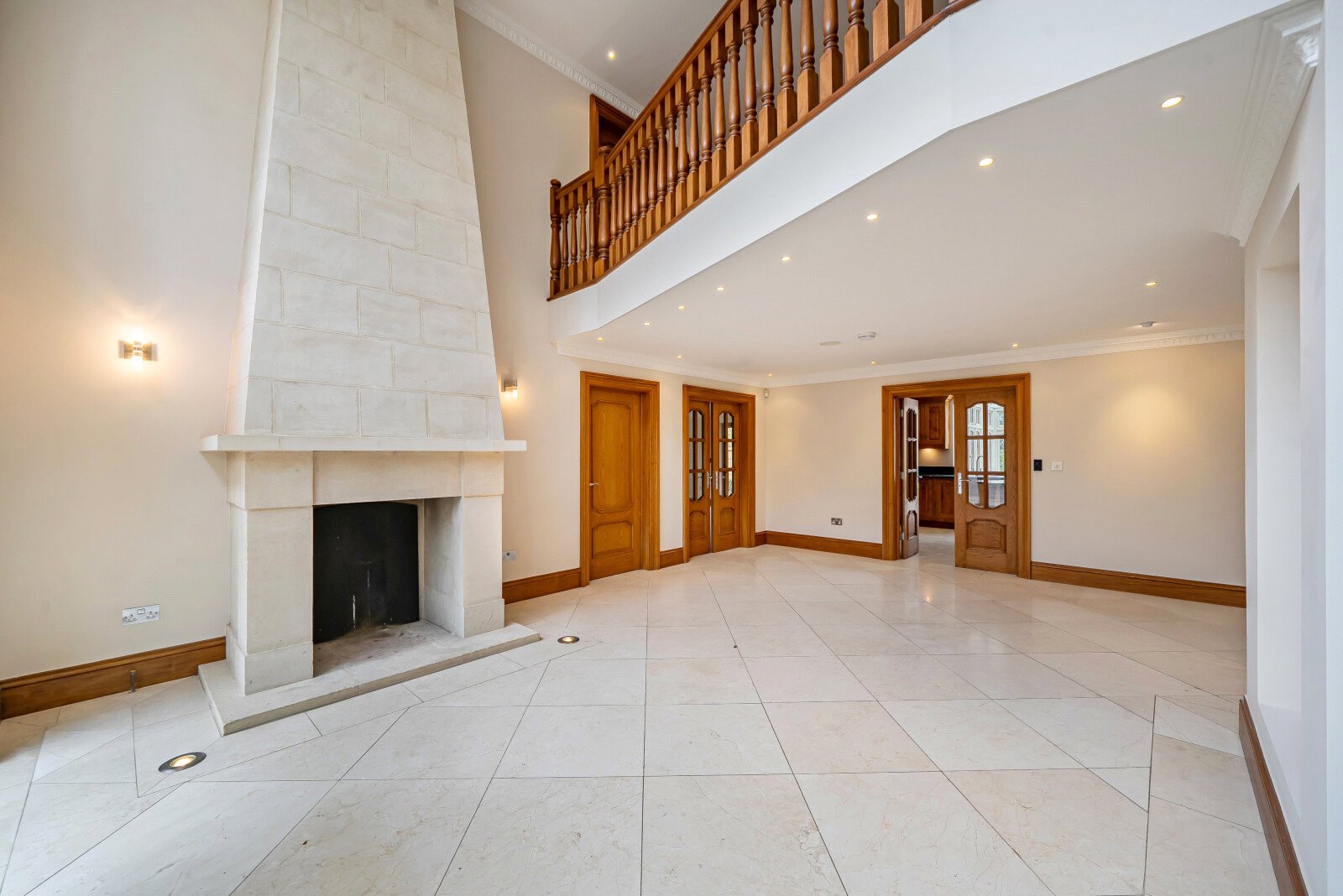 6 bedroom detached house for sale 0