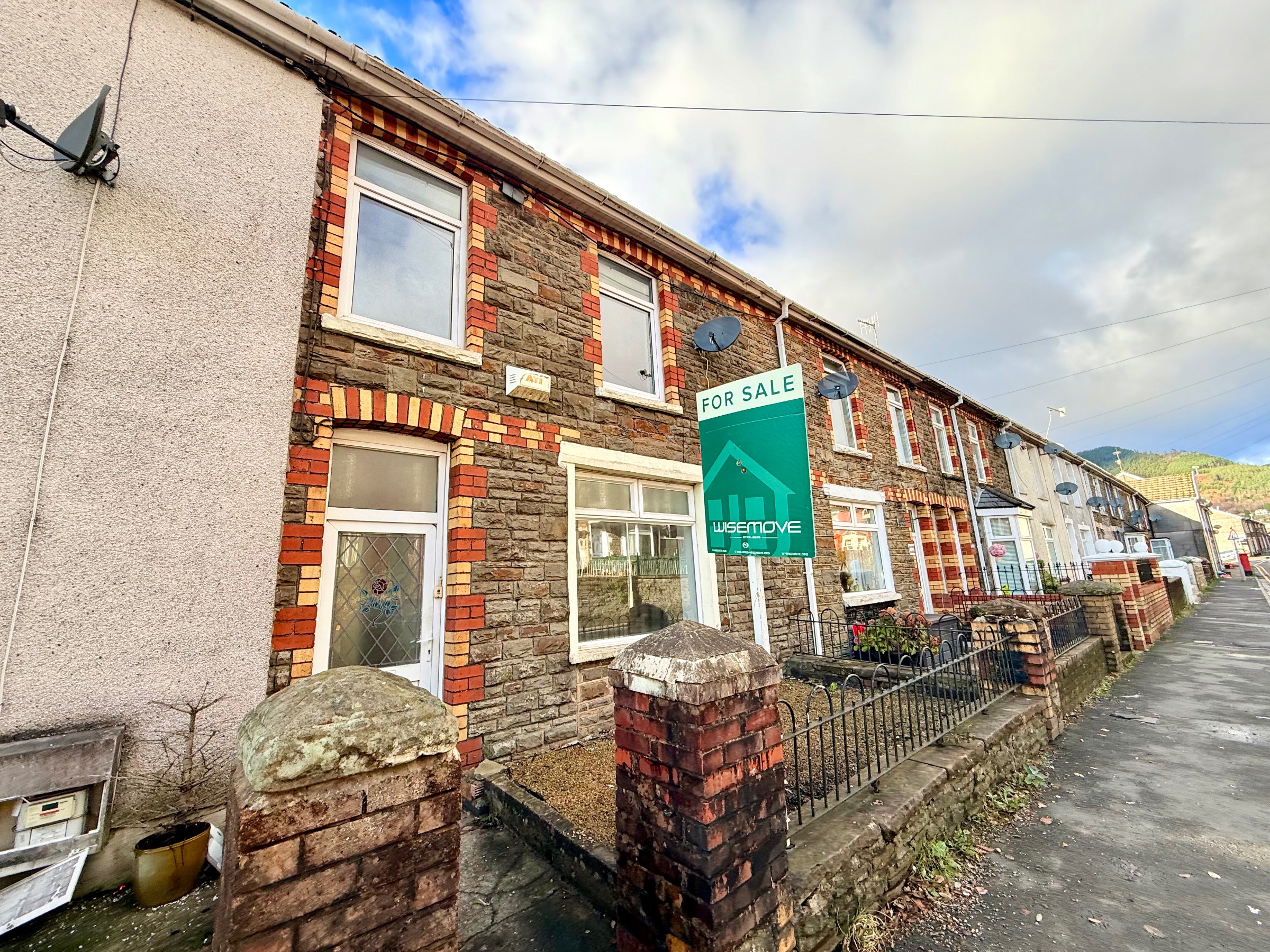 140 Victoria Street, Bridgend photo 2