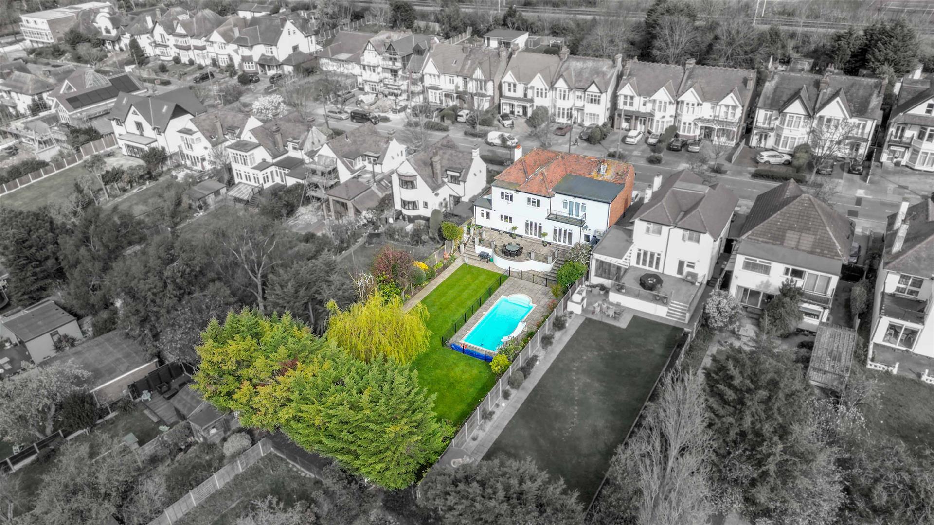 6 bedroom detached house for sale 0