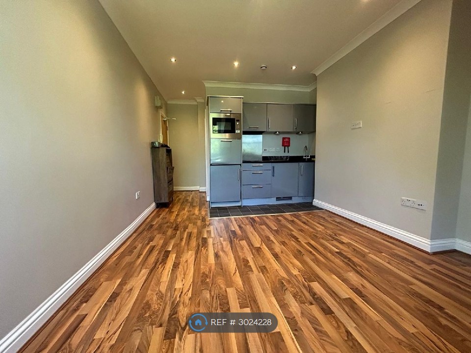 Flat, Queens Avenue, London photo 4