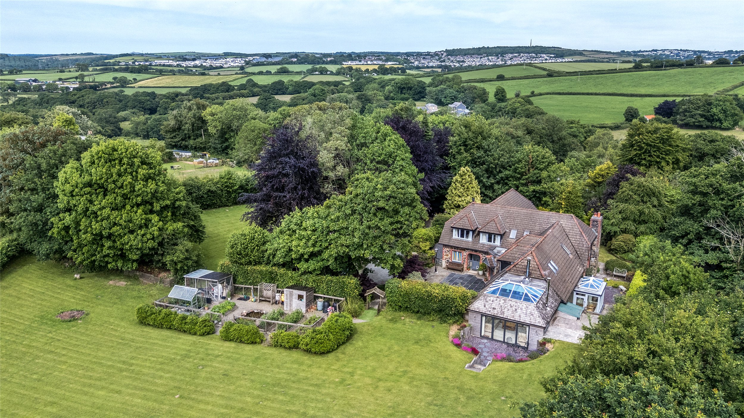 6 bedroom detached house for sale 0