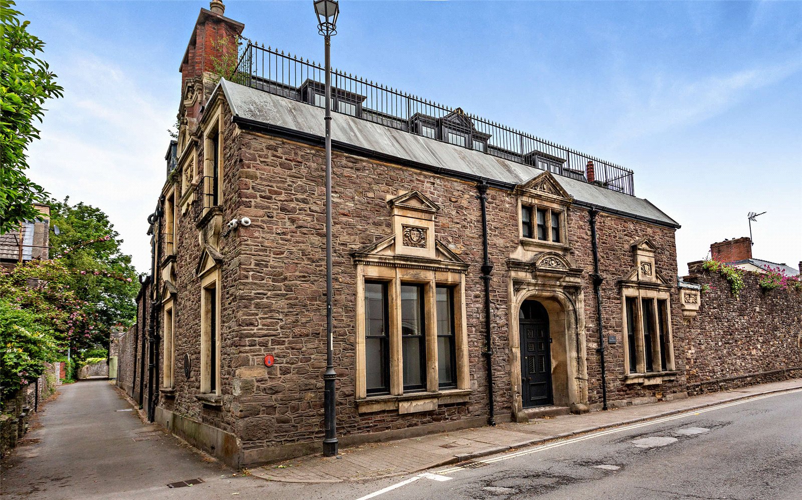 5 bedroom detached house for sale in Guildford