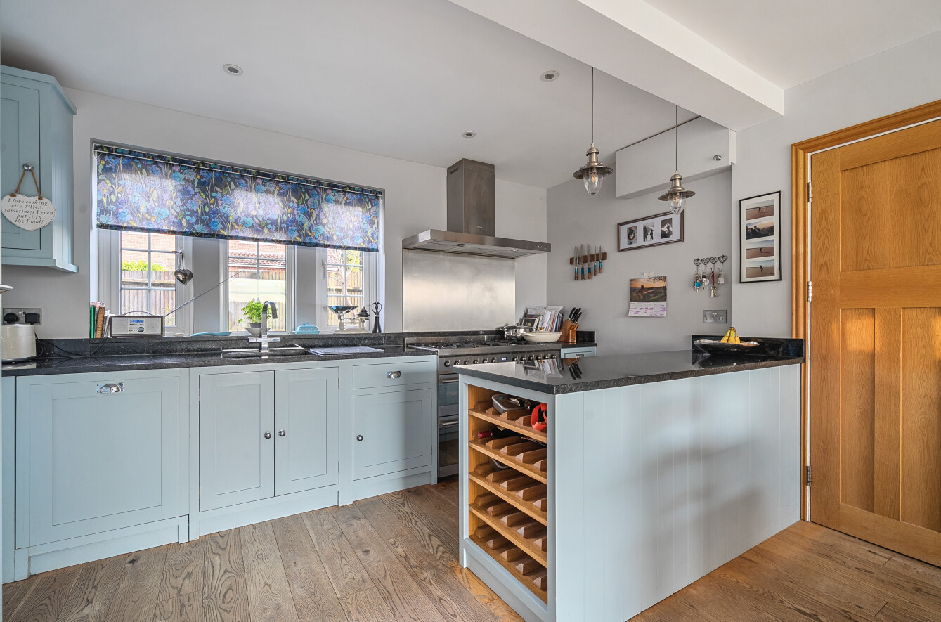 5 bedroom detached house for sale 0