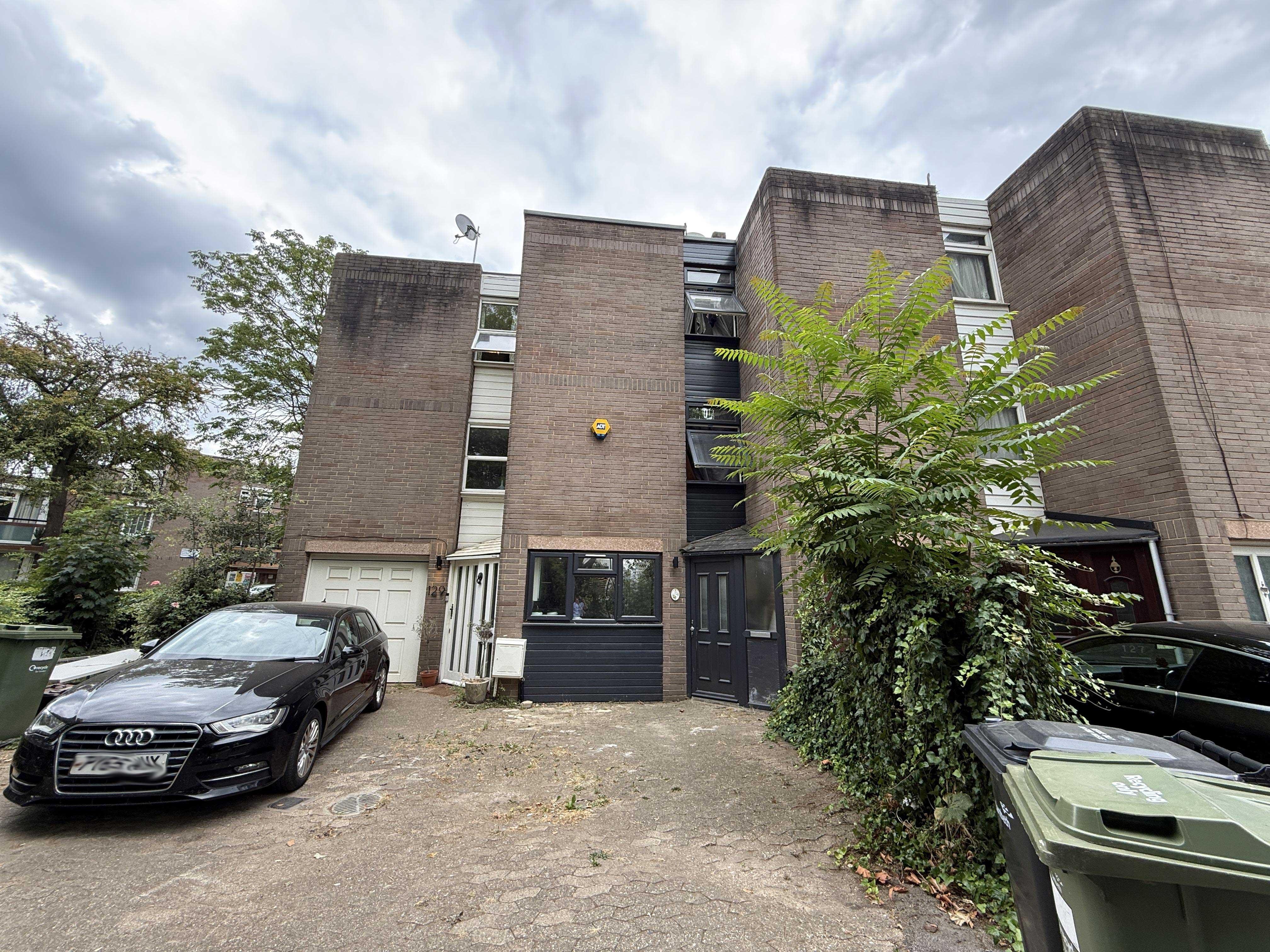 128, Coburg Crescent, London photo 3