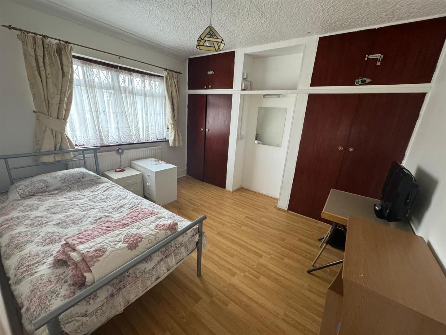 Room 1, 33, Queens Grove Road, London photo 5