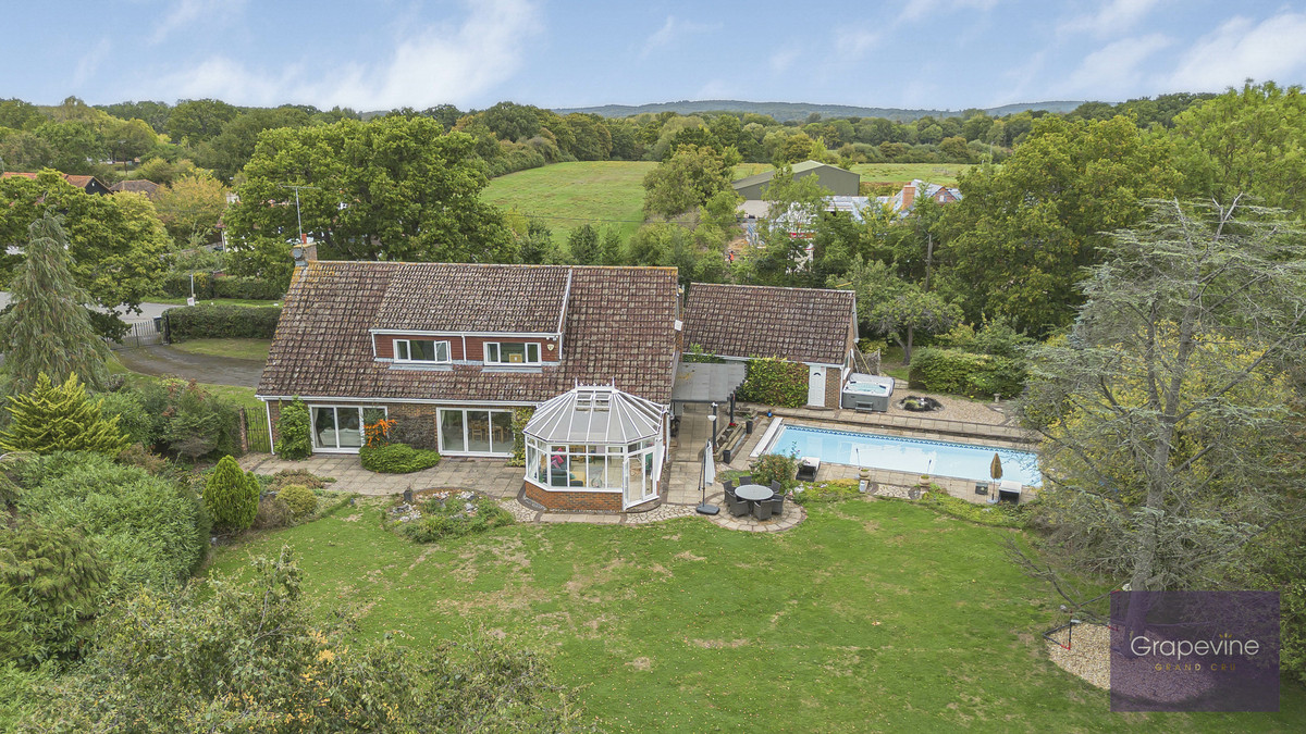 4 bedroom detached house for sale 0