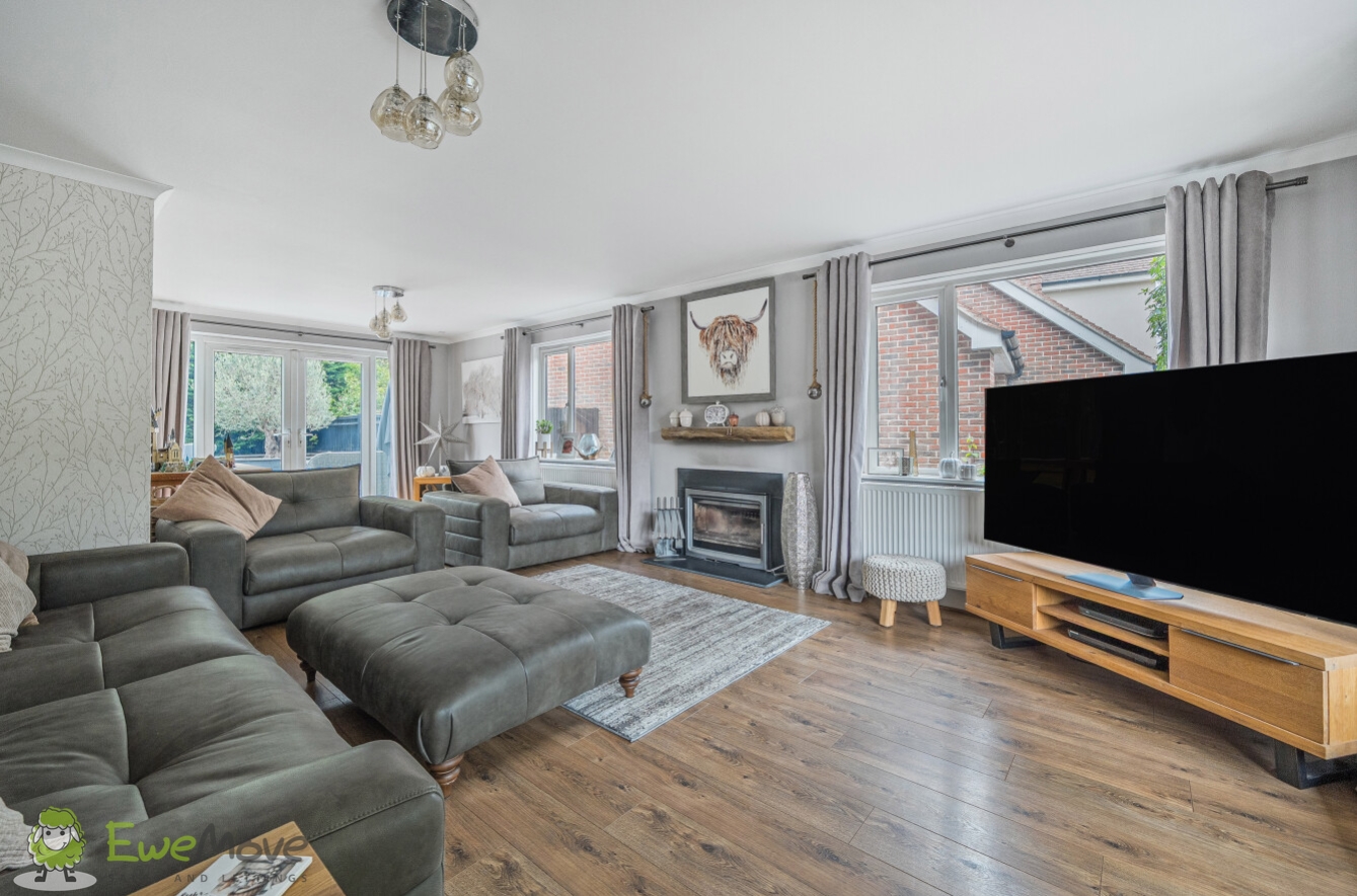 6 bedroom detached house for sale 0