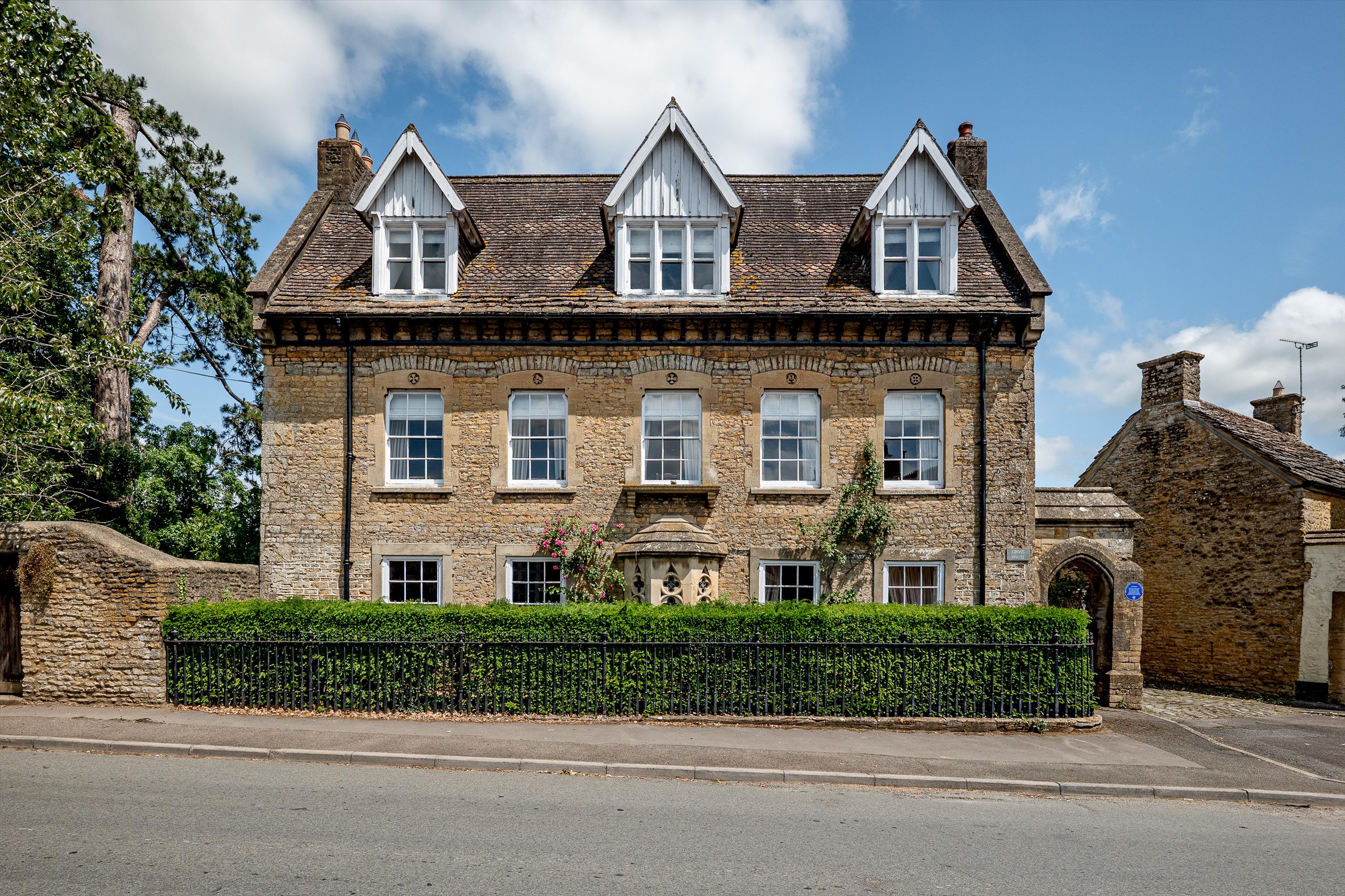 9 bedroom detached house for sale 0