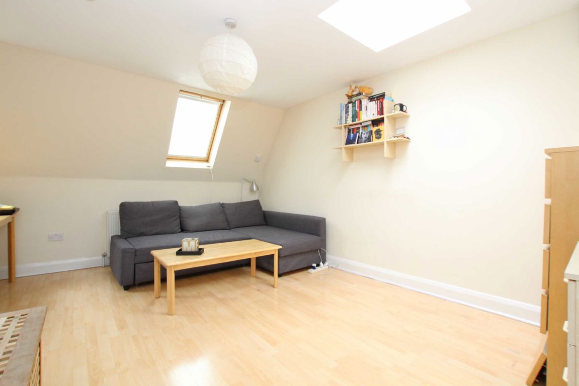 Top Floor Flat, 322, Uxbridge Road, London photo 4