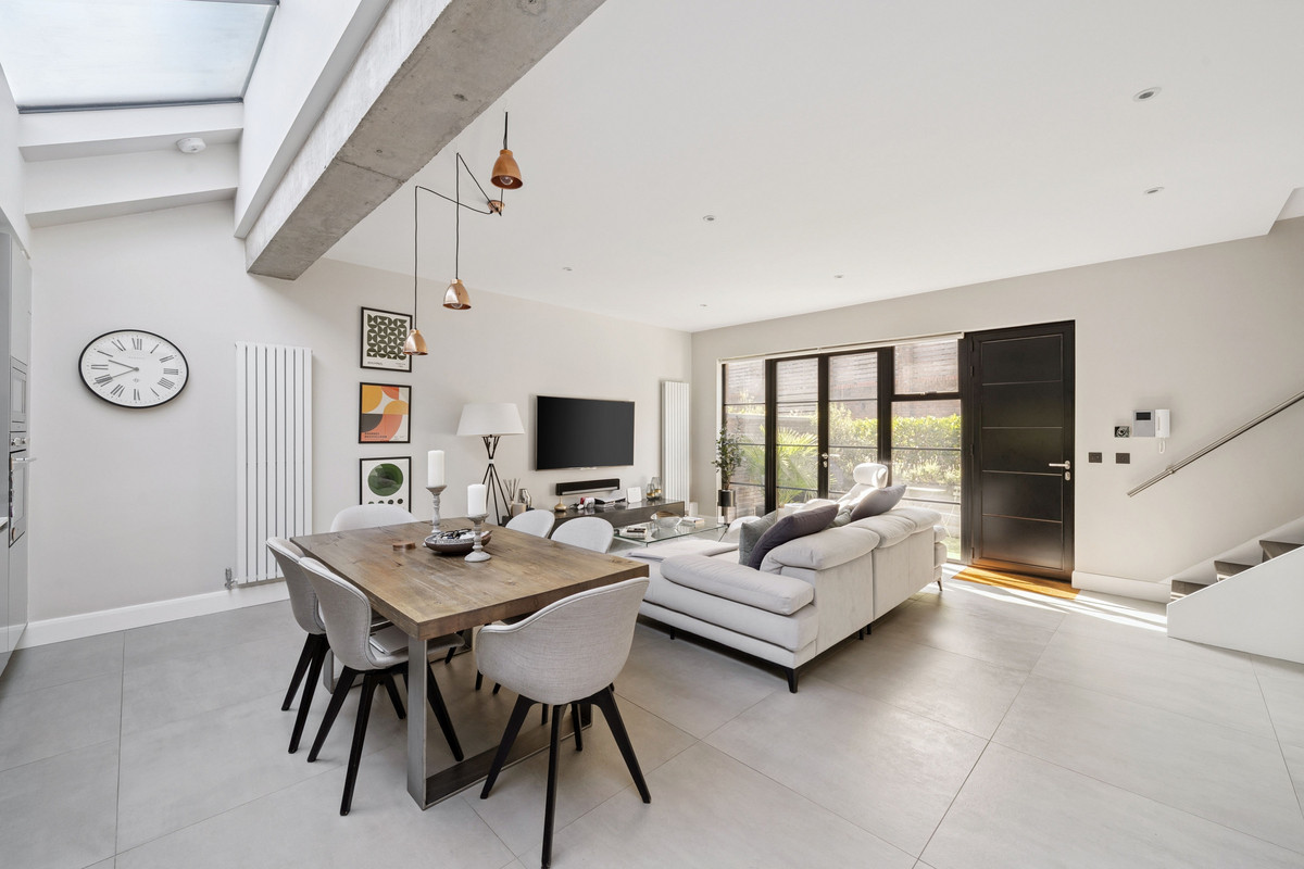 6 bedroom detached house for sale