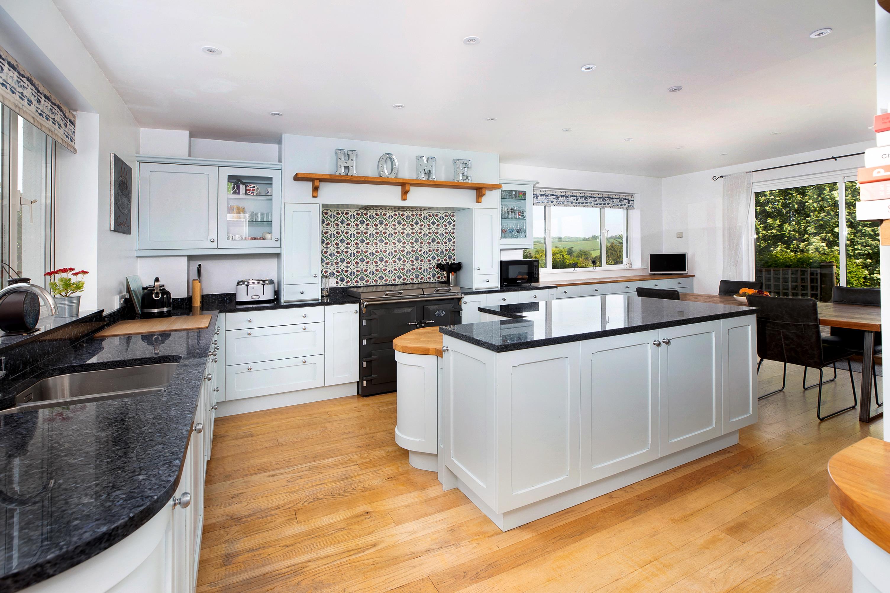 5 bedroom detached house for sale 0