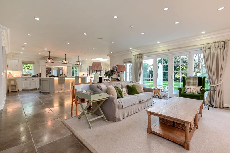 6 bedroom detached house for sale 0