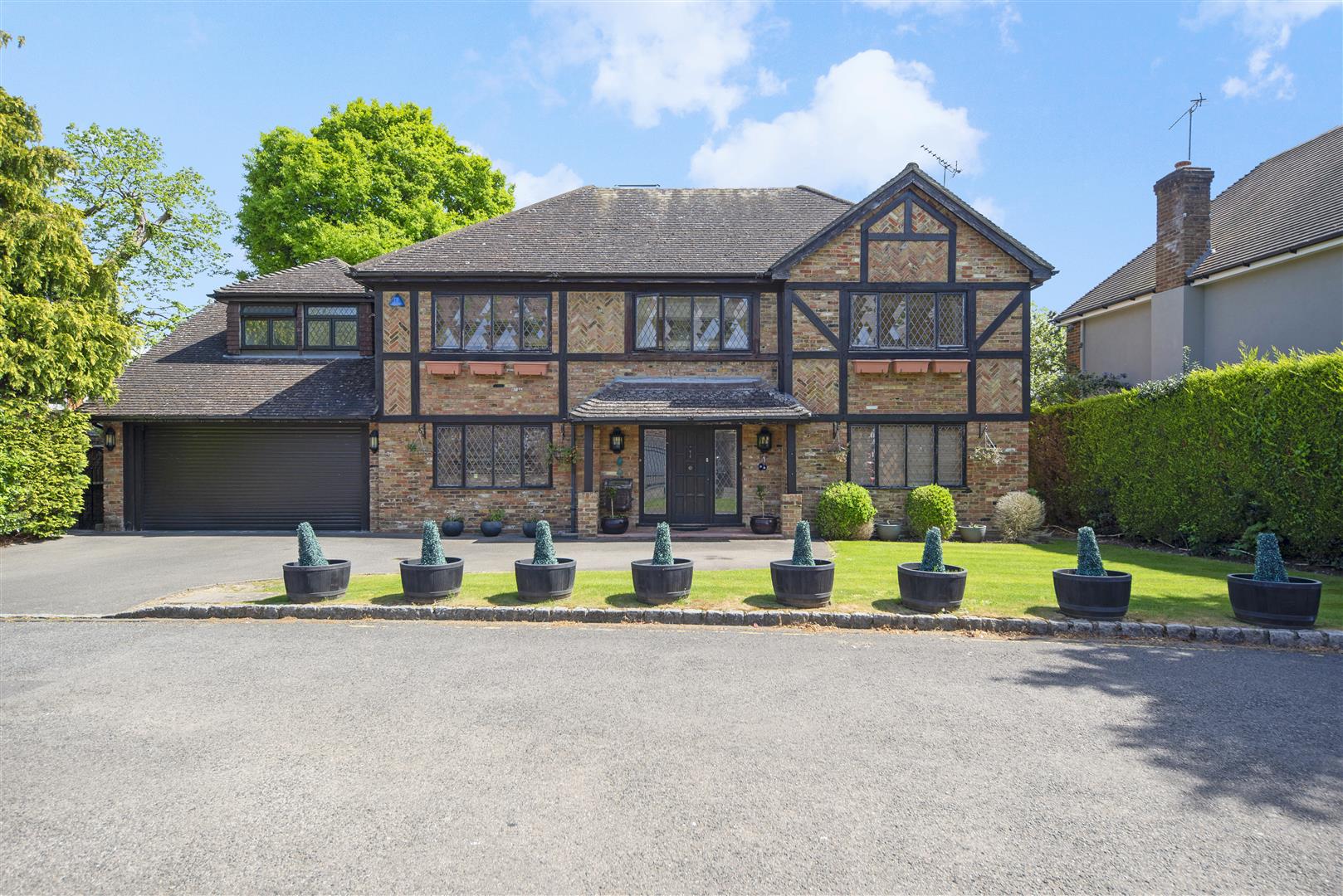 6 bedroom detached house for sale 0