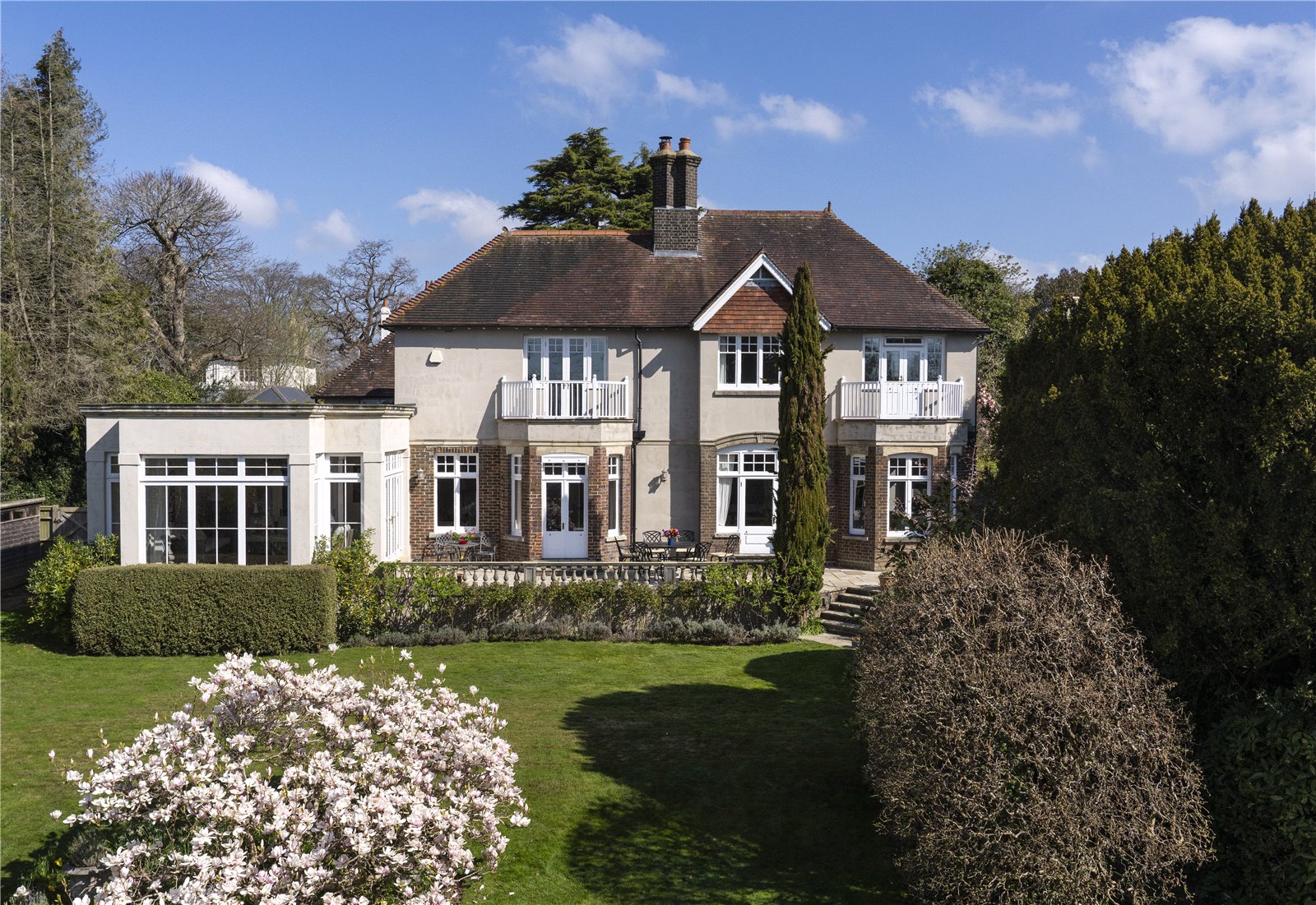 6 bedroom detached house for sale 0