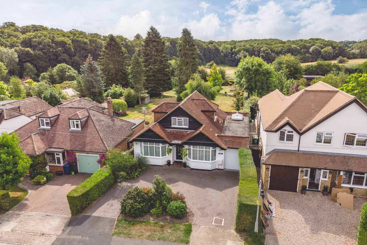 3 bedroom detached house for sale in Guildford