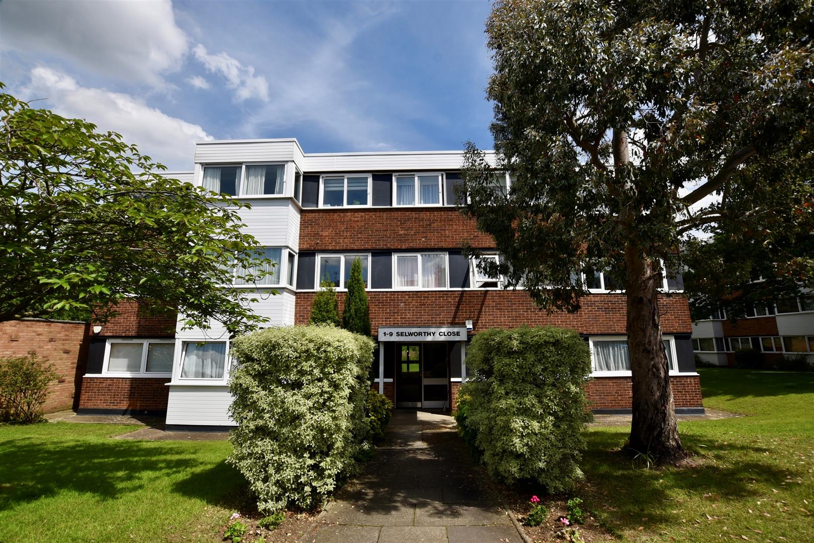 Studio flat on Selworthy Close, Wanstead E11, £215,000