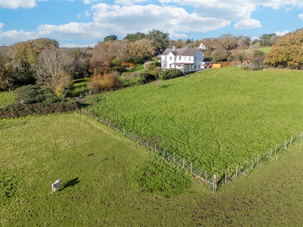 6 bedroom detached house for sale 0