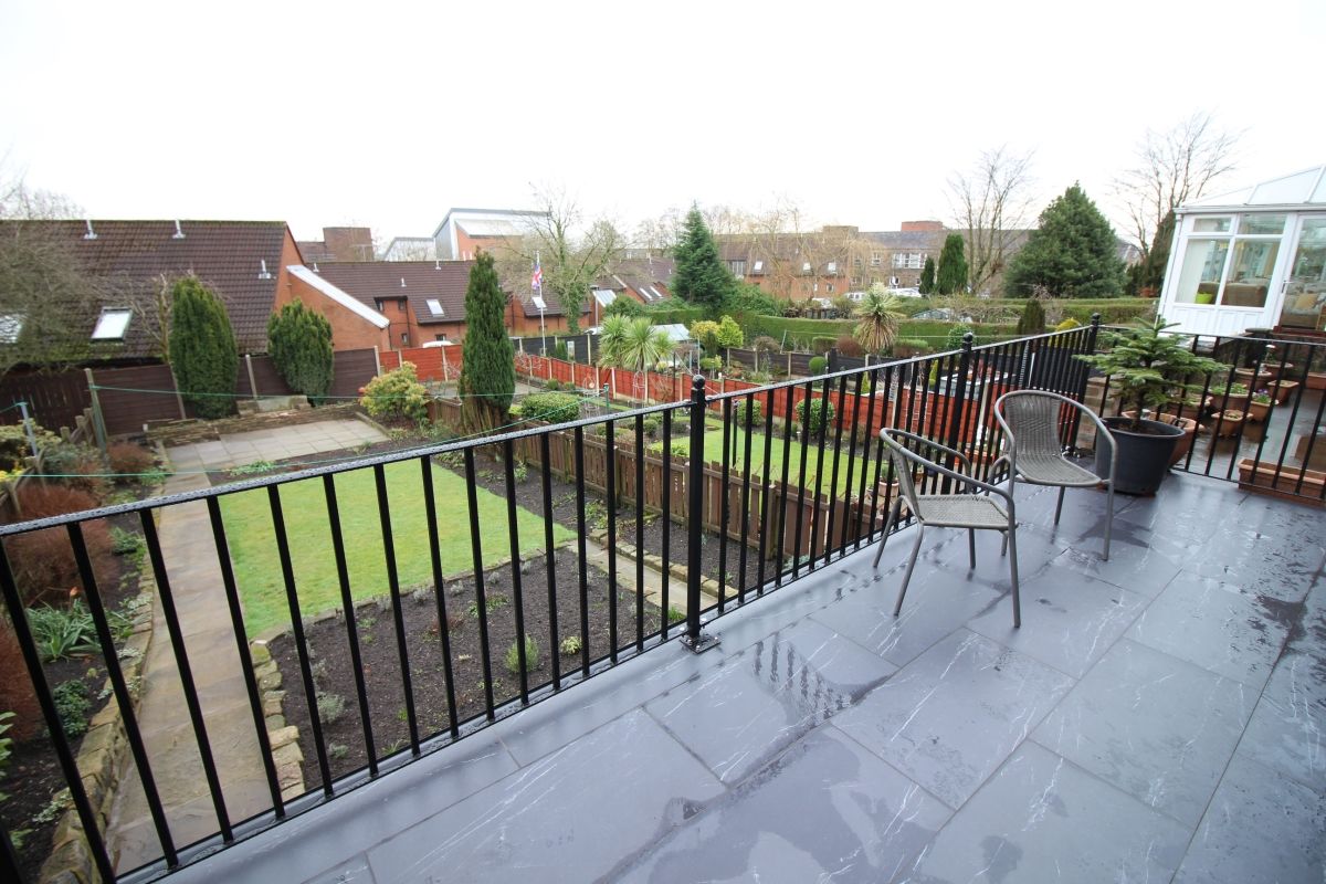 3 Bedrooms Semi-detached house for sale in Rochdale Old Road, Bury BL9