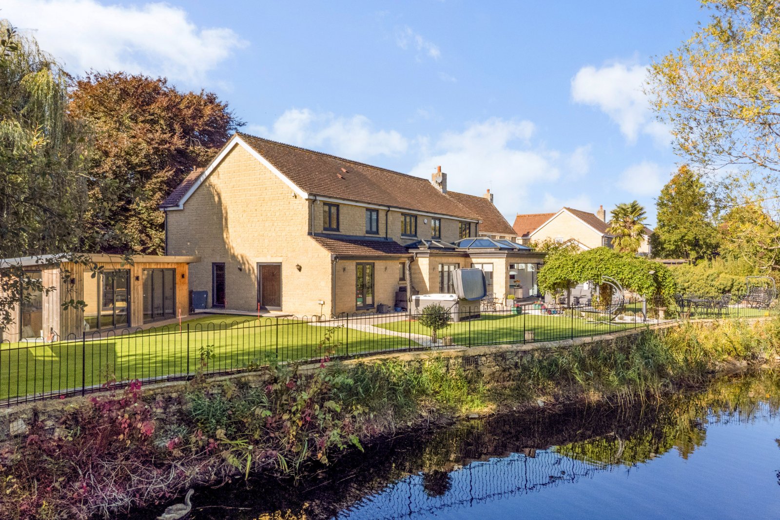 6 bedroom detached house for sale 0