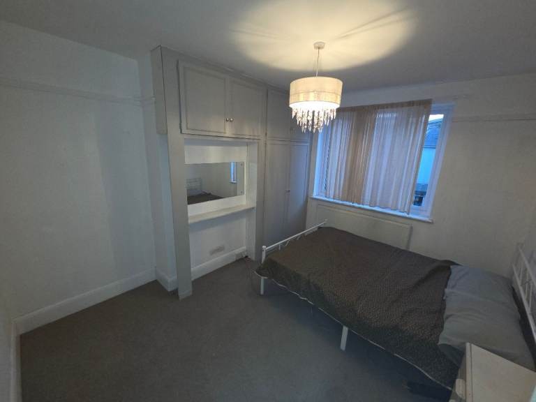 Aldborough Road South, Ilford photo 4