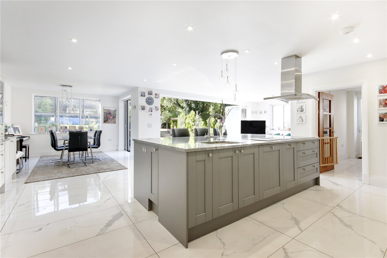 6 bedroom detached house for sale 0