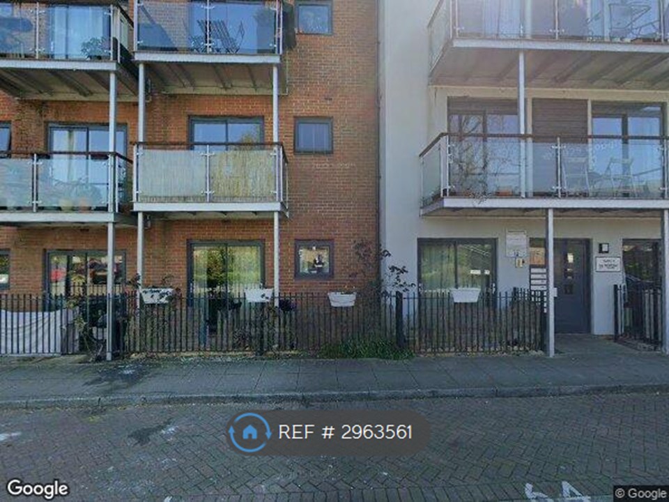Flat, Highfield Close, London photo 2