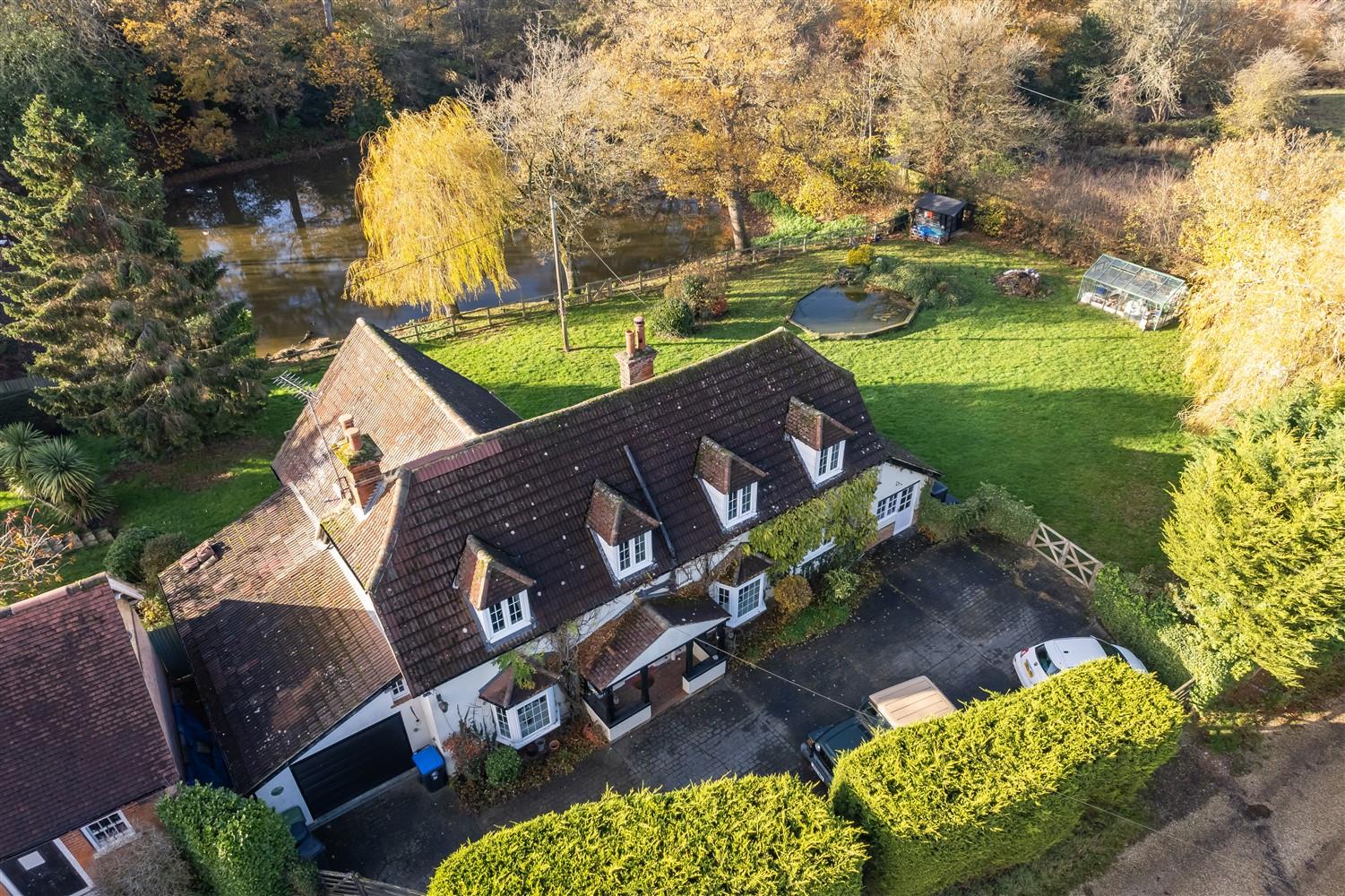 The Gardeners Cottage, New Road, Lambourne End photo 4