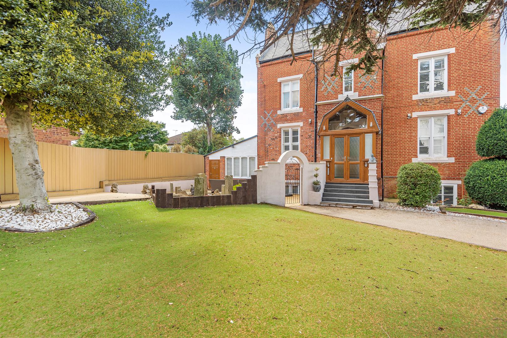 5 bedroom semi-detached house for sale 0