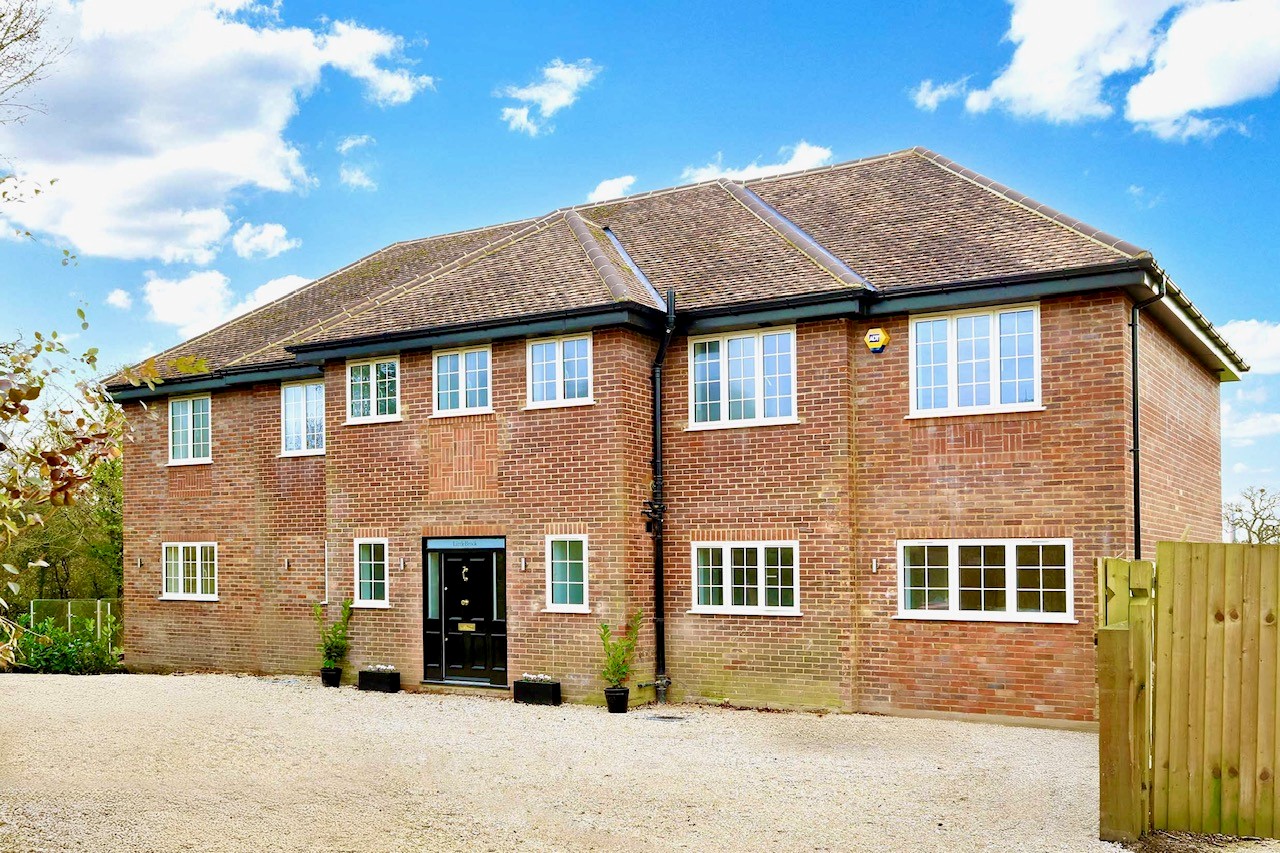 5 bedroom detached house for sale 0