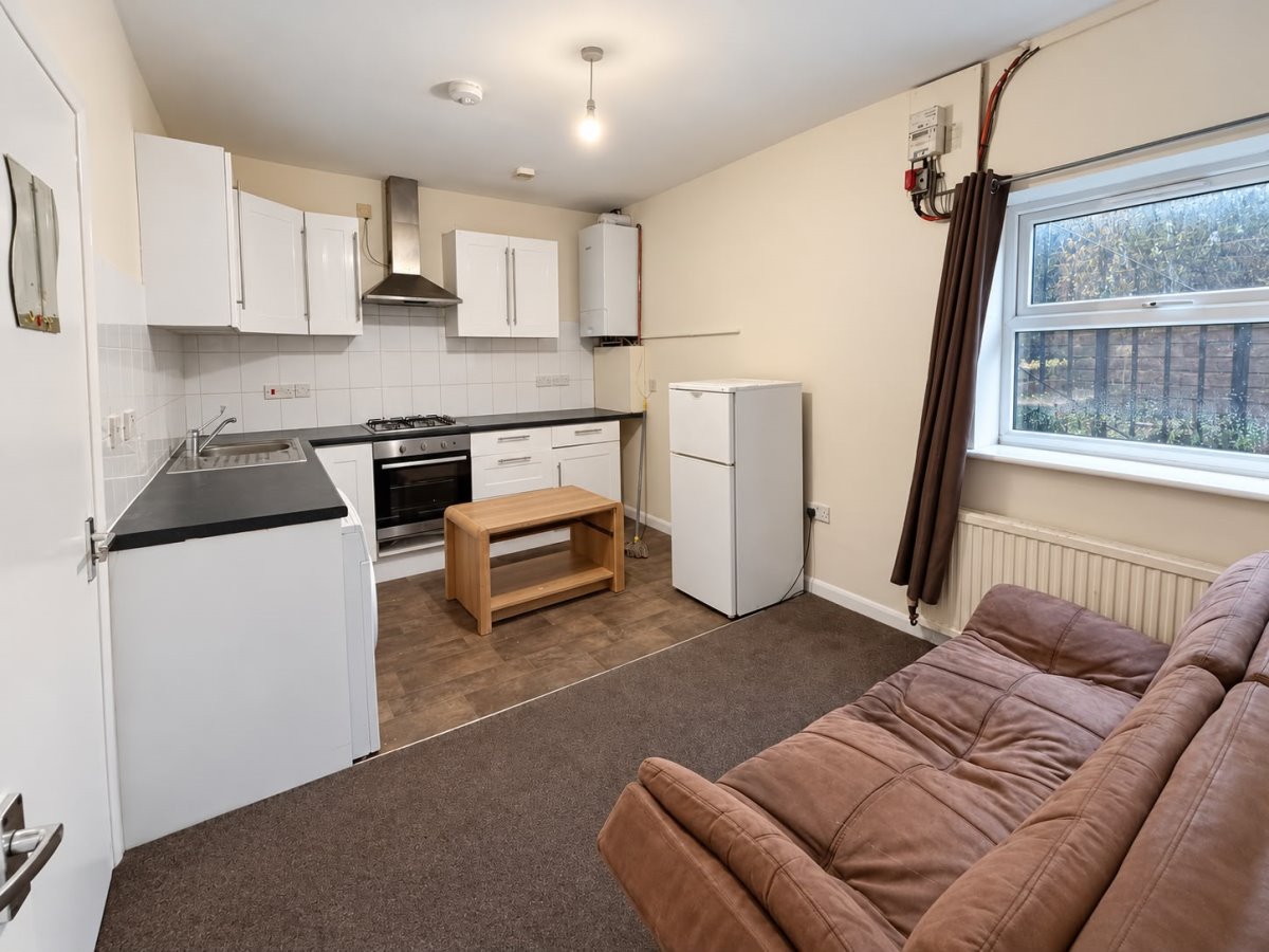 Priory Road, High Wycombe photo 5