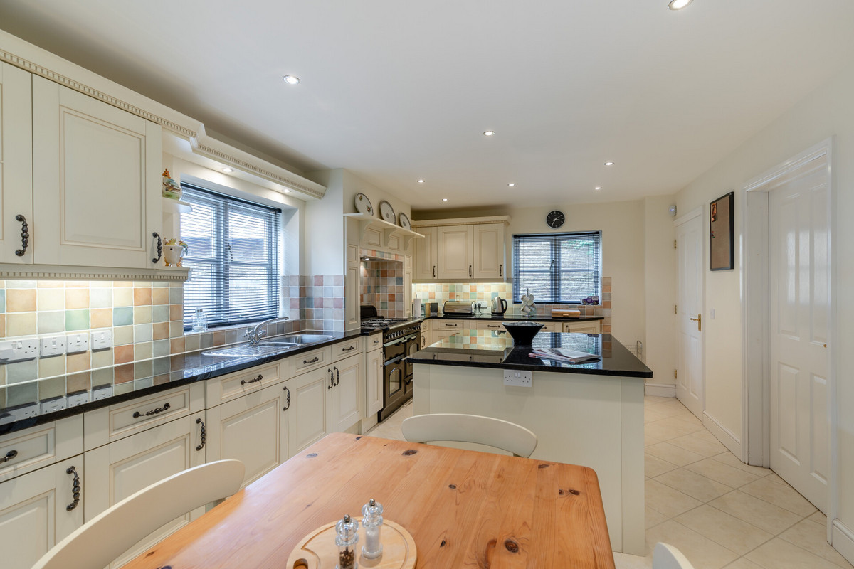 5 bedroom detached house for sale 0