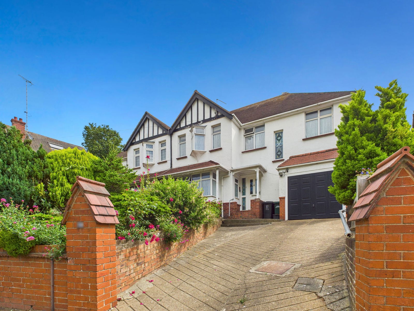 6 bedroom detached house for sale