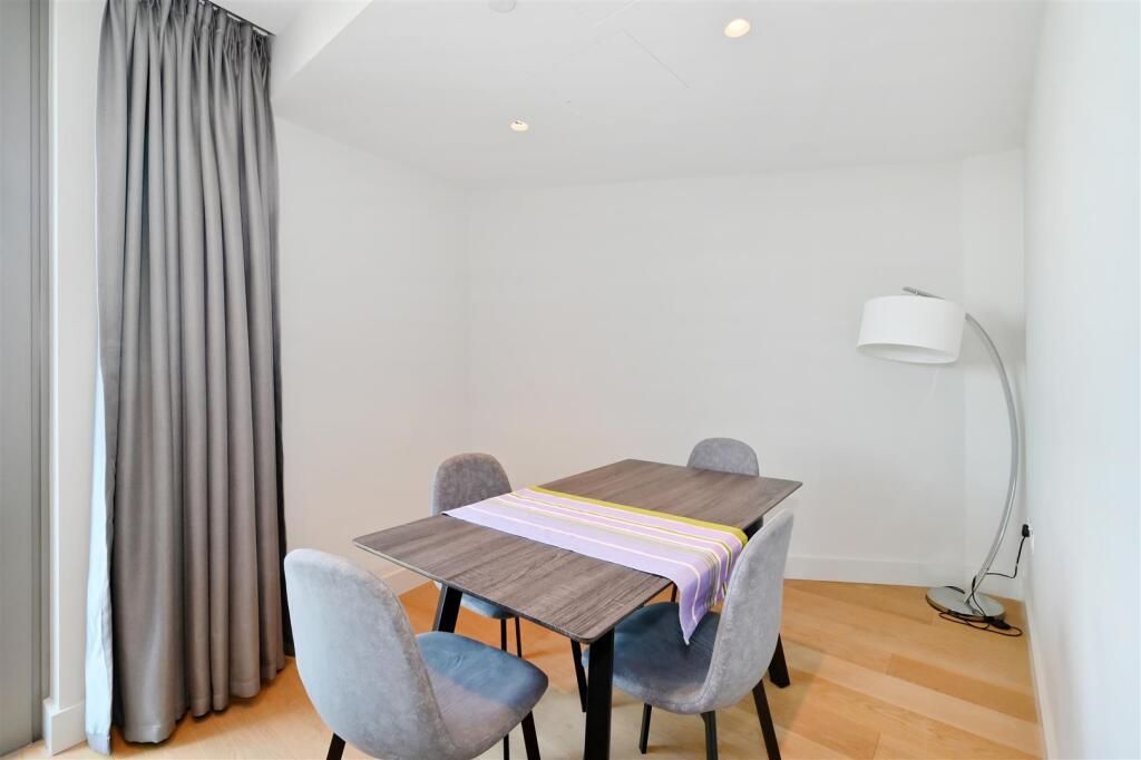 21 Waters Drive, Staines-upon-Thames photo 4