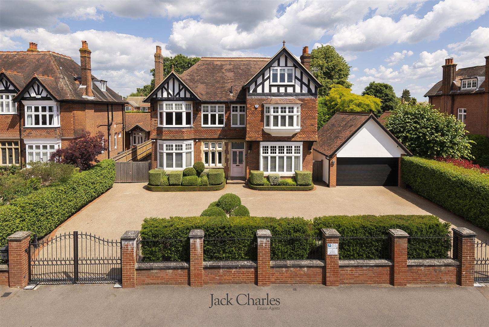 5 bedroom detached house for sale