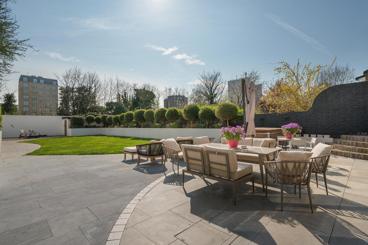 6 bedroom detached house for sale 0