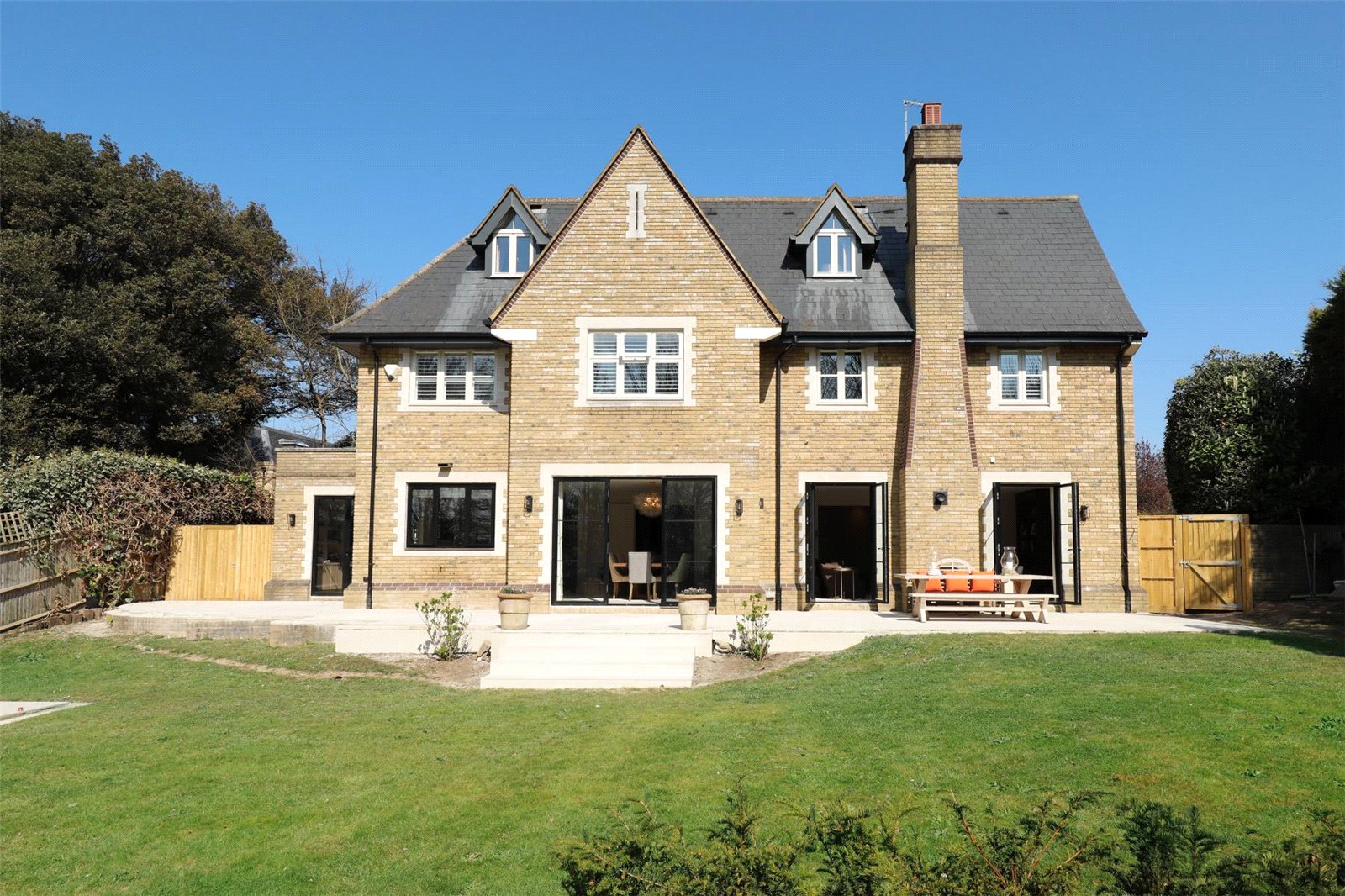 6 bedroom detached house for sale 0