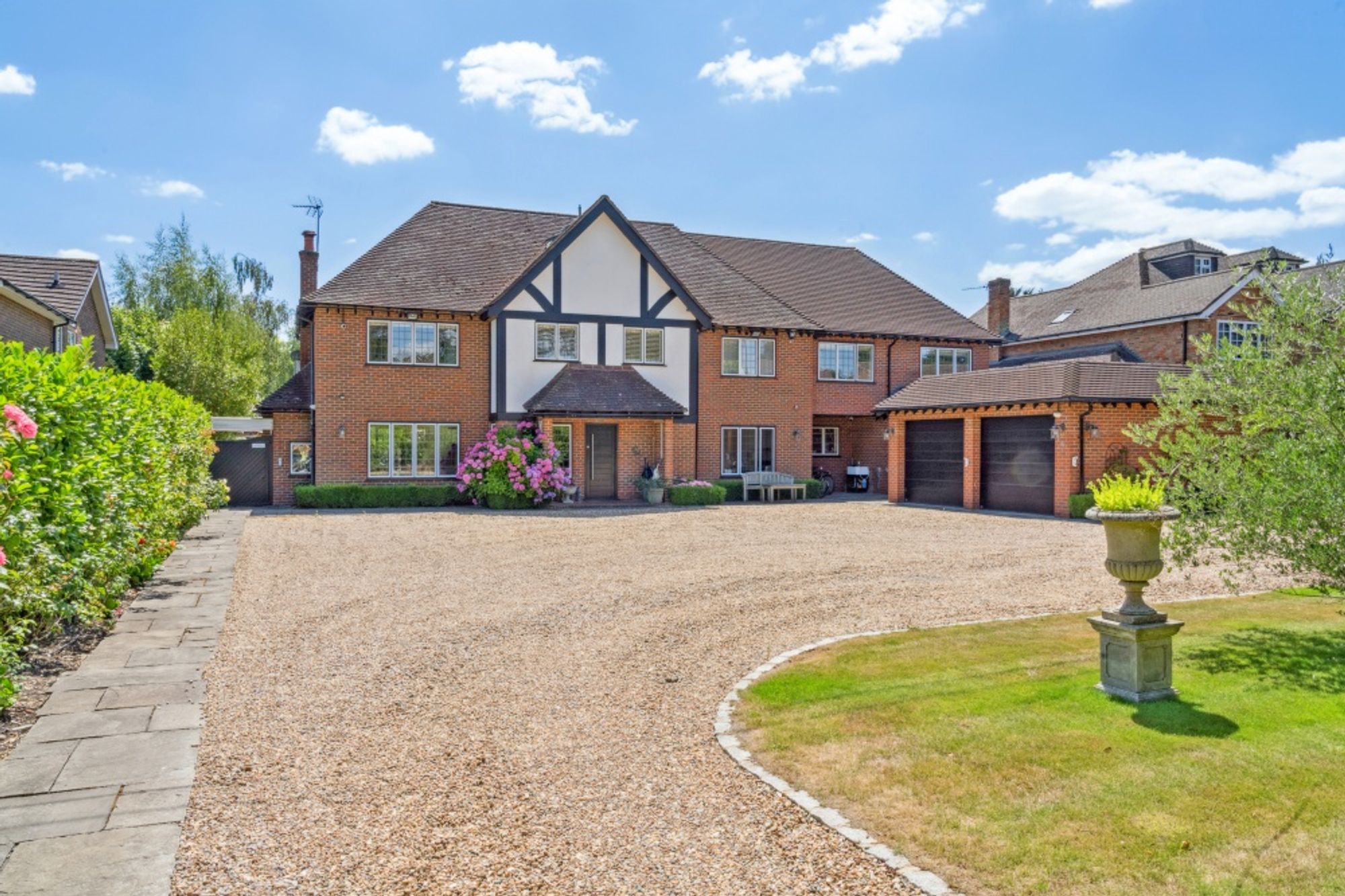 6 bedroom detached house for sale 0