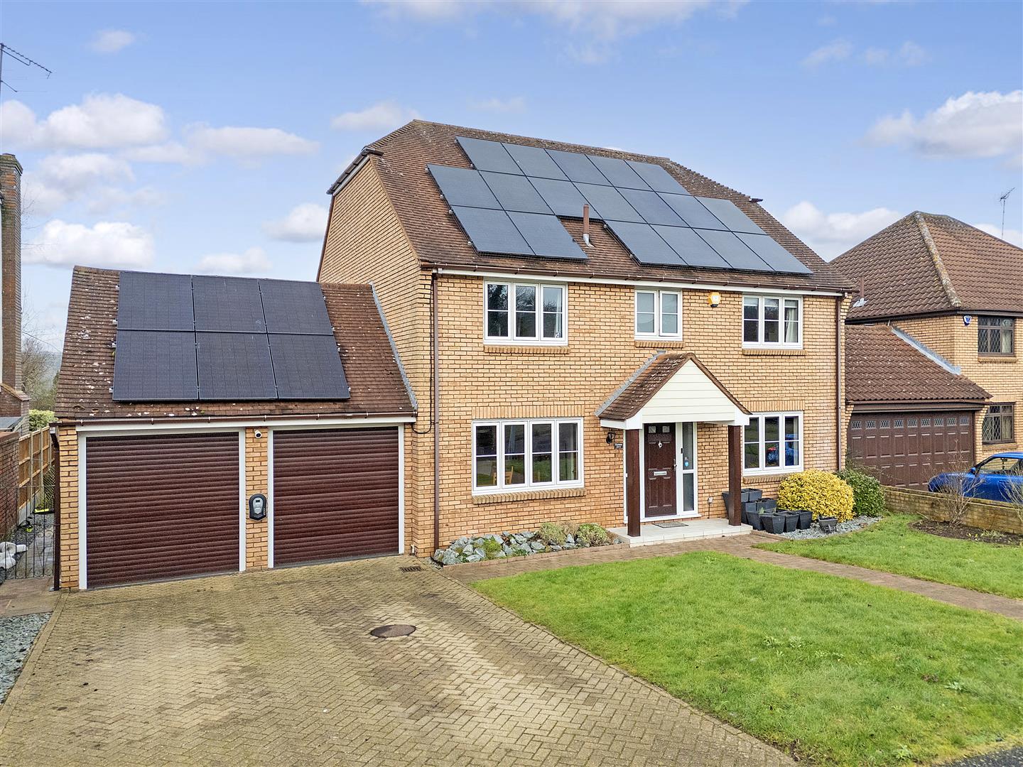 6 bedroom detached house for sale 0