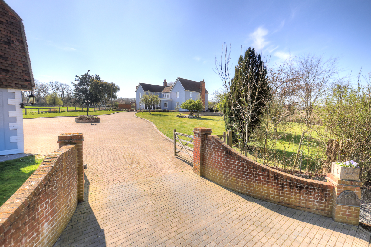 5 bedroom detached house for sale 0